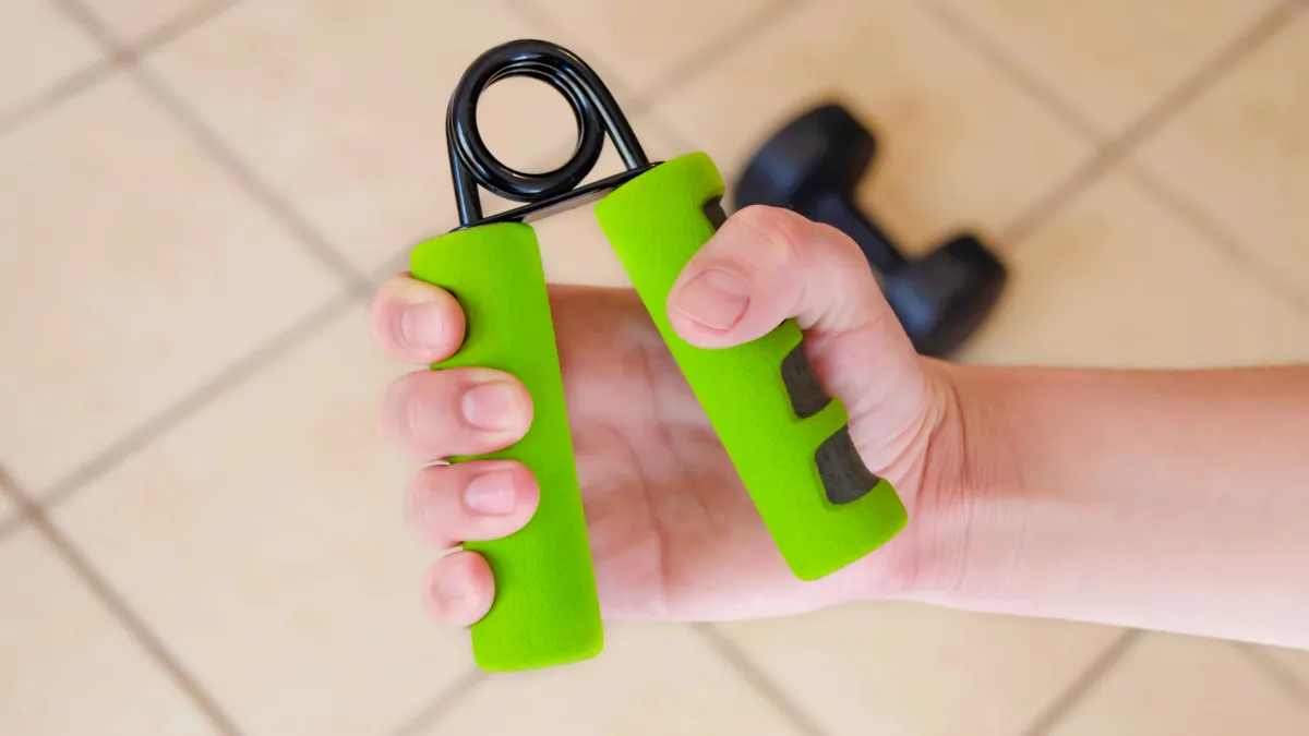 전력으로 악력을 쥐어짜내는 피트니스 남성 이미지